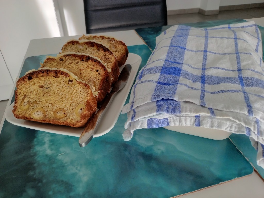 Cake (gâteau salé) aux olives et à l'emmental.