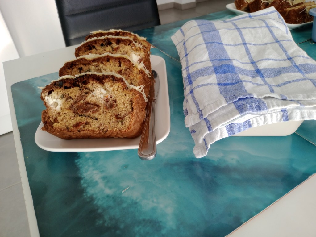 Cake (gâteau salé) aux tomates séchées, au basilic et à la fêta.