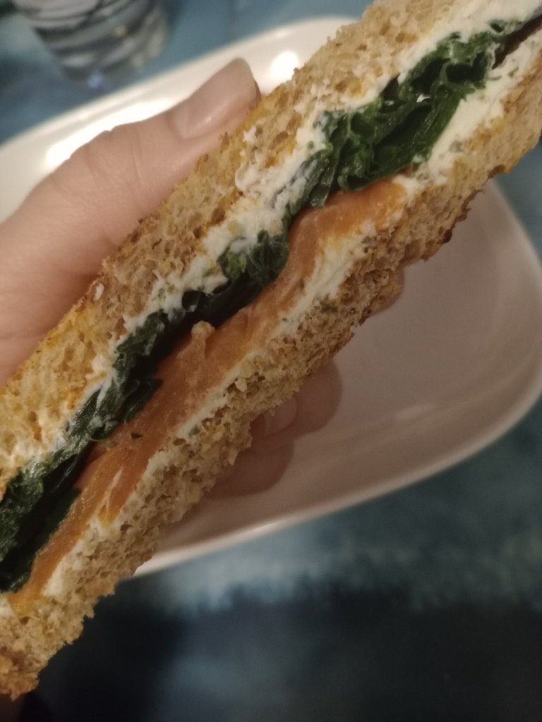 Sandwich à la truite fumée, au fromage frais et aux épinards.