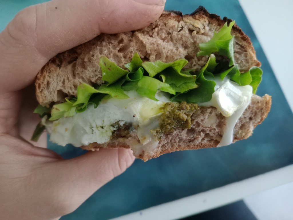 Sandwich au fromage de chèvre, noix, pesto et roquette.