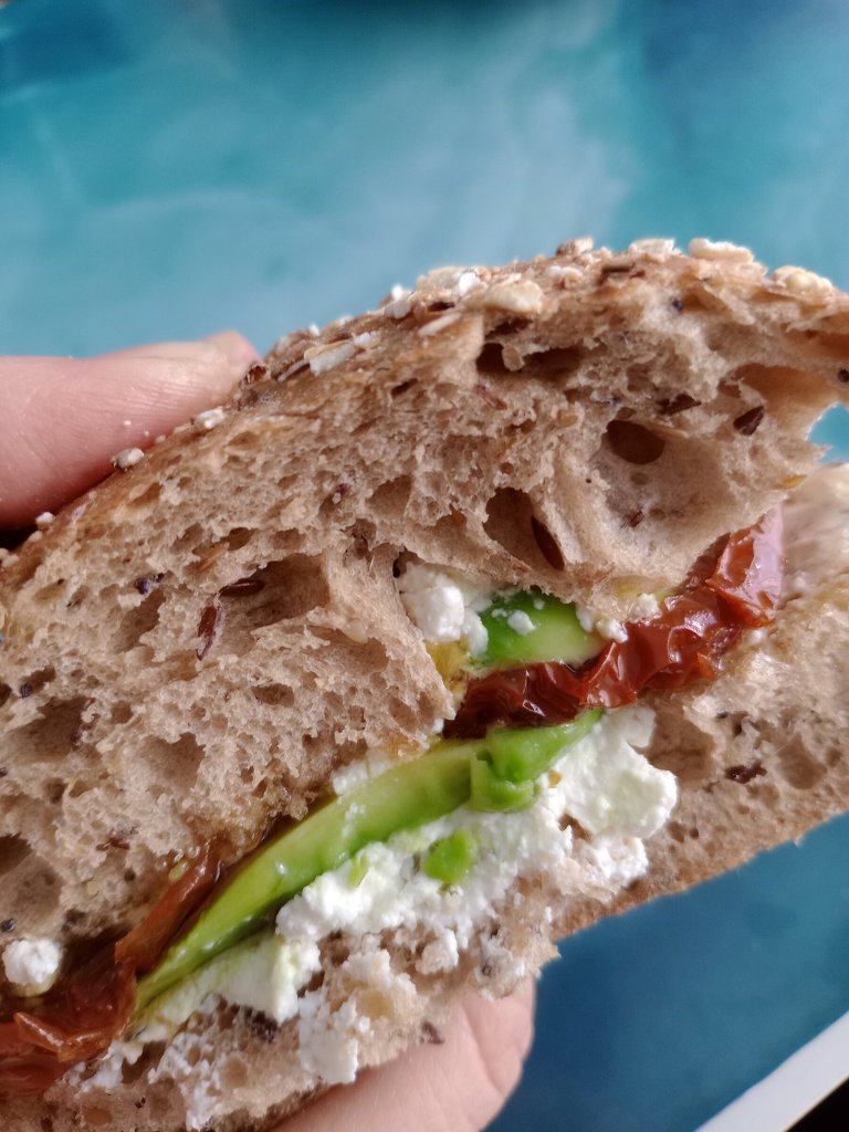 Sandwich au fromage frais, à l'avocat et aux tomates confites. 