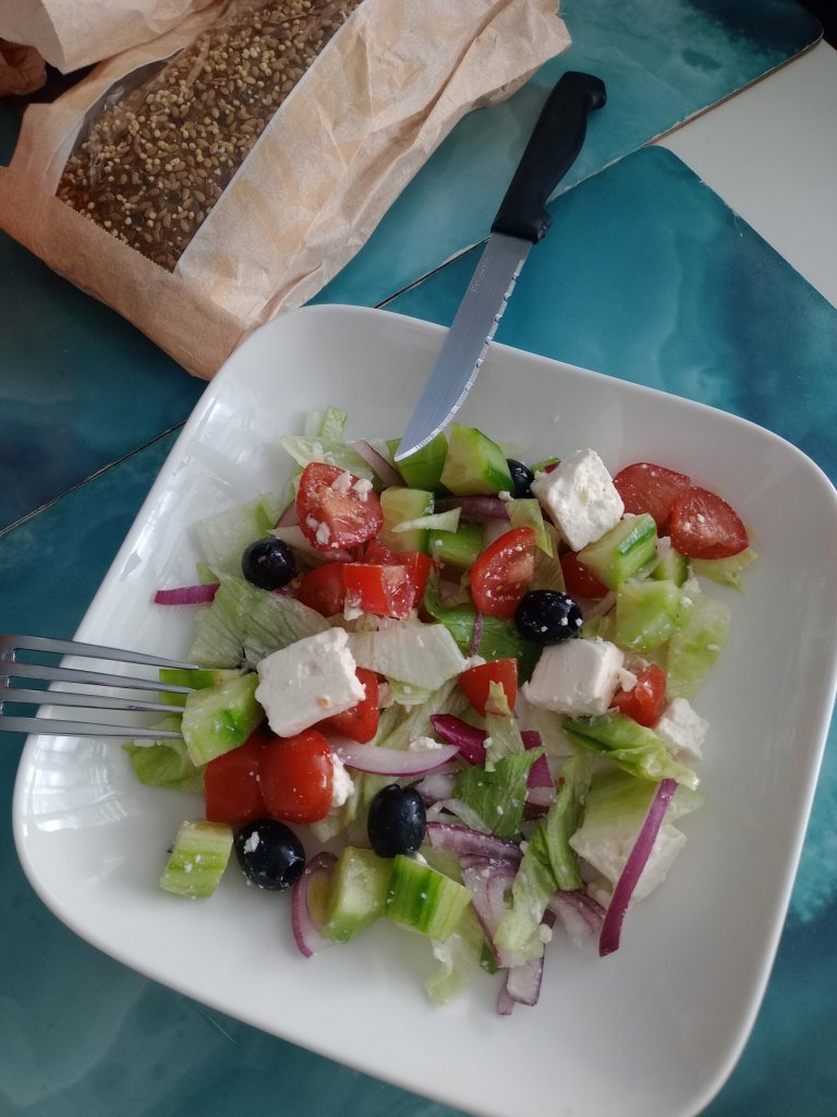 Salade grecque avec salade romaine, fêta, tomates, concombre, olives vertes et noires, oignon rouge, huile d'olive.
IG bas.