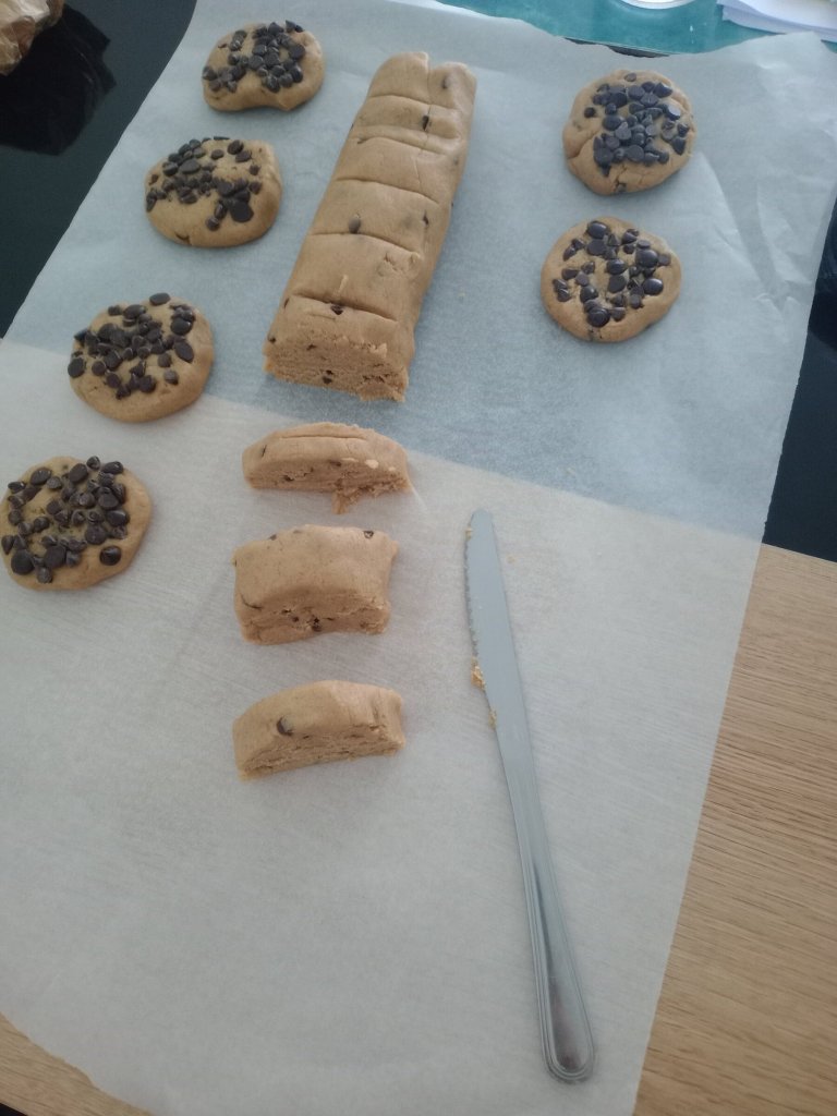 Cookies. Découpe de la pate et formation des cookies posés sur les pépites puis retournés. IG élevé
