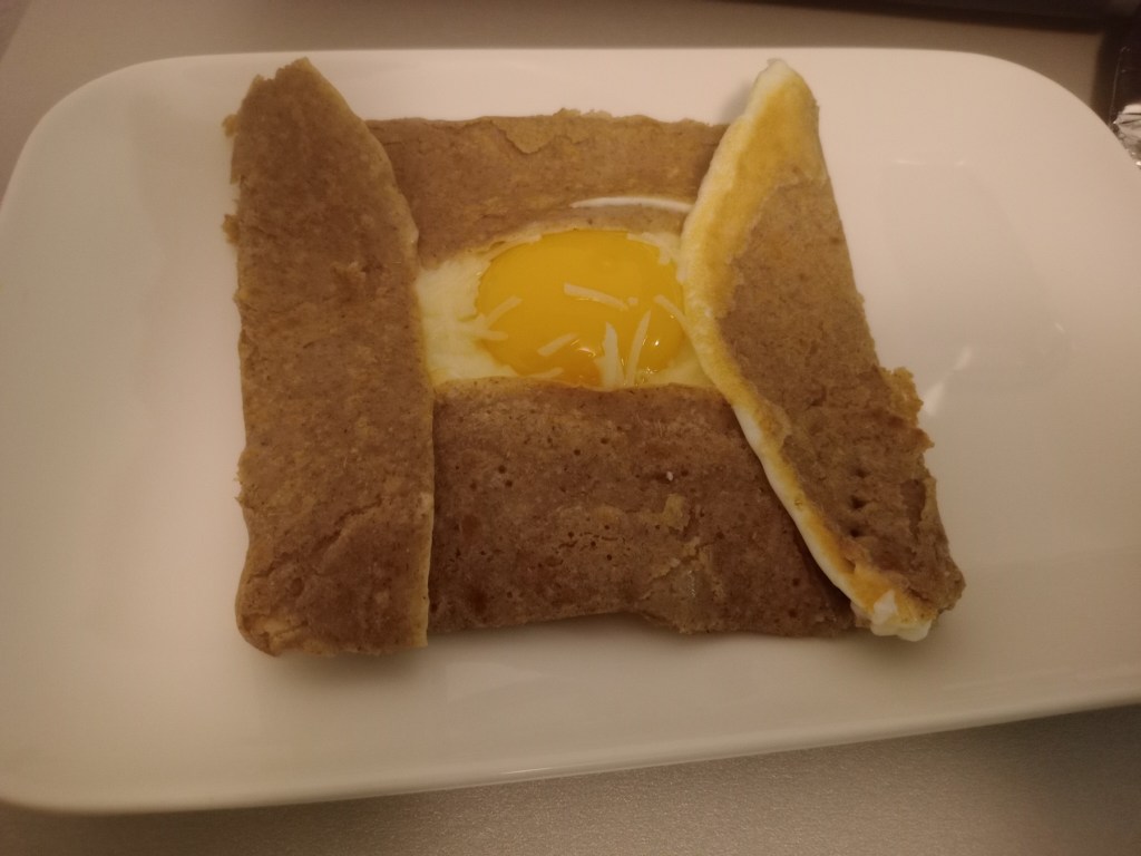 Crêpe diététique à la farine d'orge mondé avec œuf au plat et gruyère