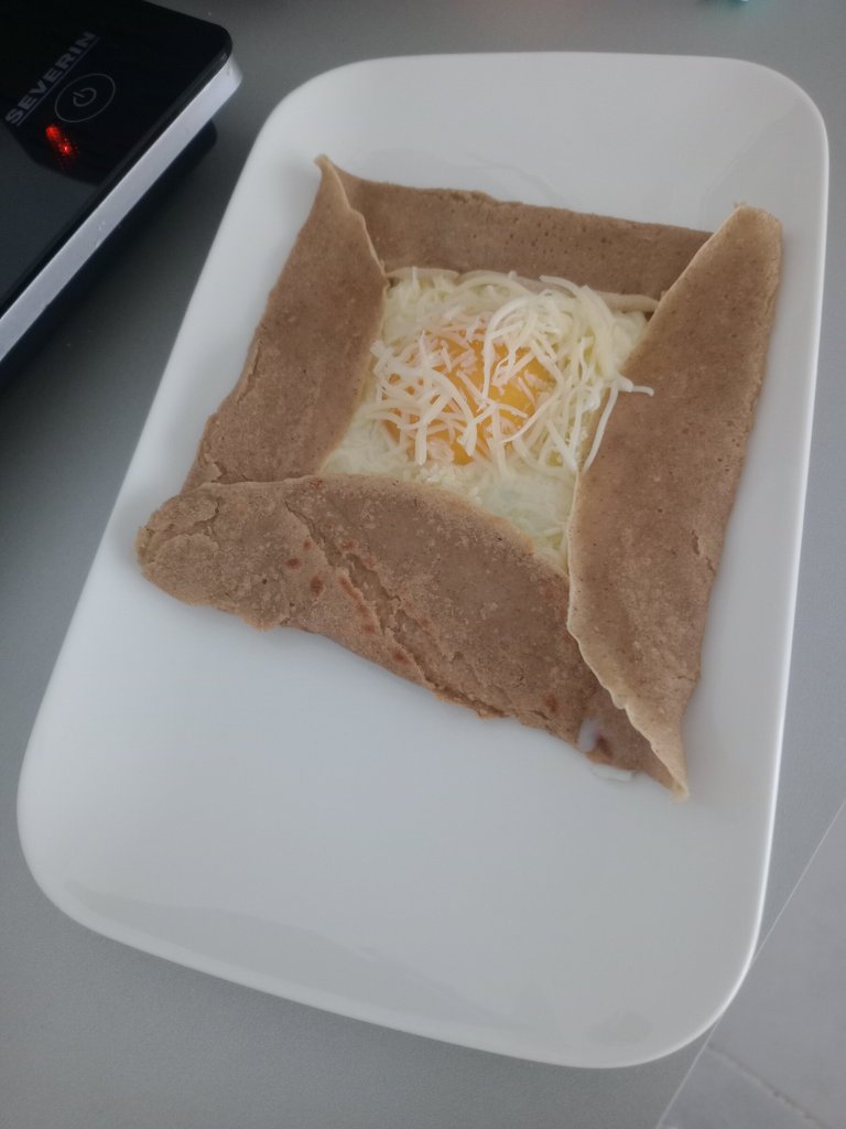 Crêpes à la farine d'orge mondée garnie d'un œuf au plat et de fromage râpé. IG bas.