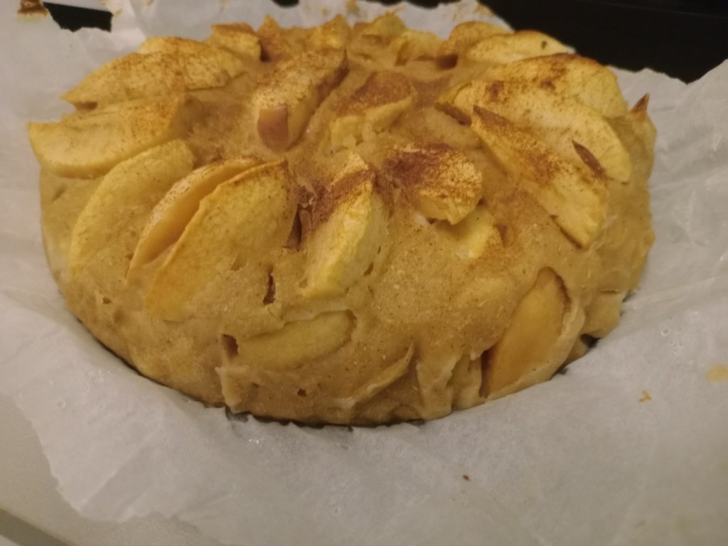Gâteau diététique aux pommes, à la farine d'orge mondé et poudre d'amande. IG bas
