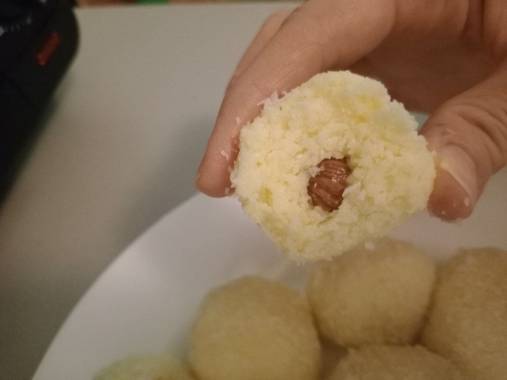 Truffes à la noix de coco et au chocolat blanc. Cœur noisette. IG élevé.