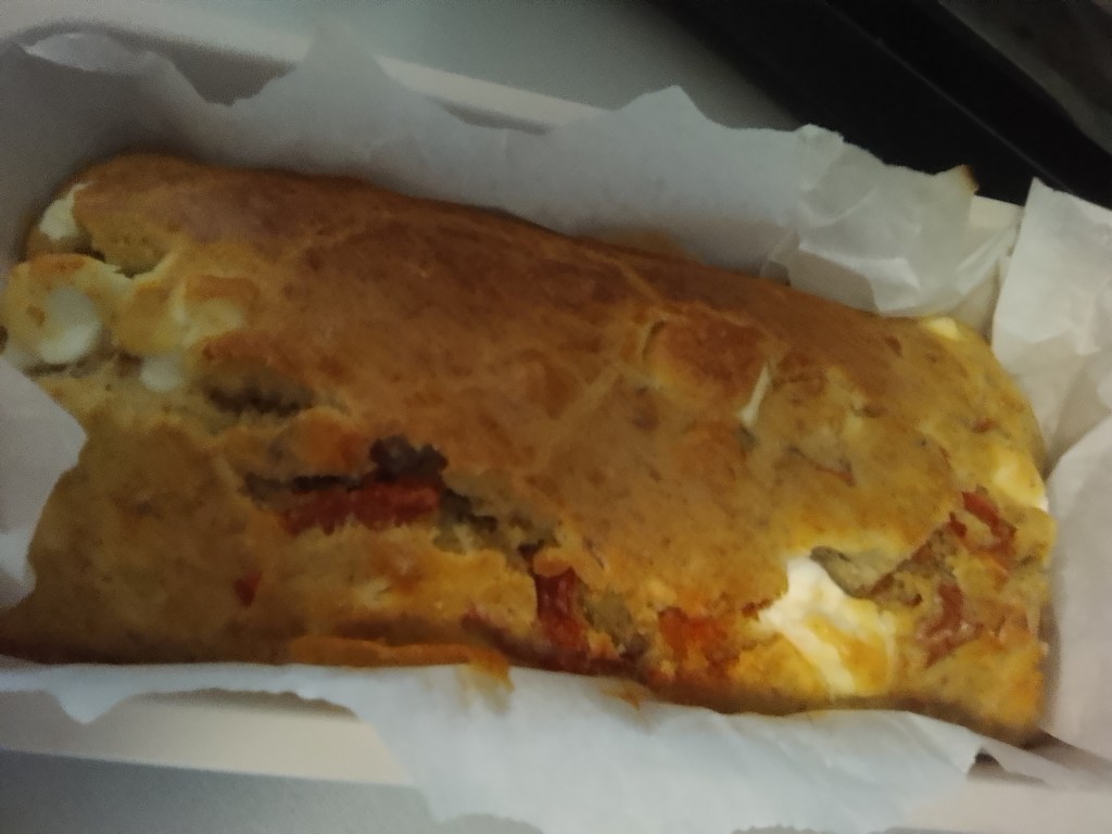 Cake salé aux tomates séchées, au basilic et à la fêta